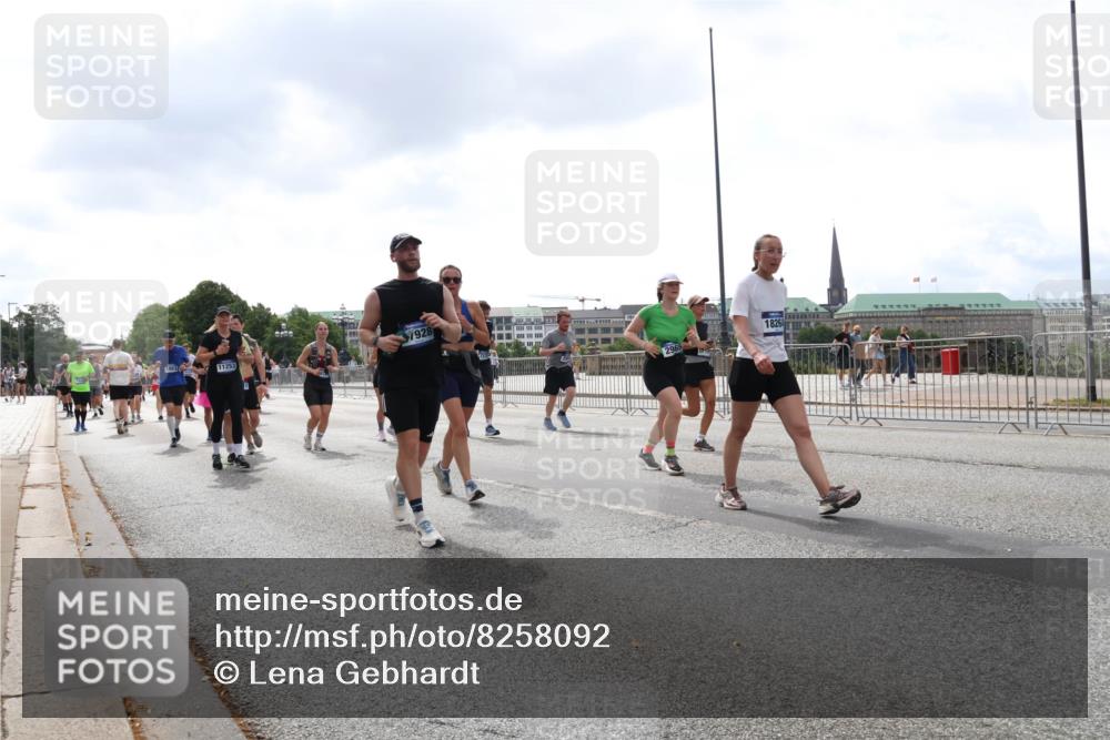29.06.2025 - hella hamburg halbmarathon Lena Gebhardt http://msf.ph/oto/8258092 29.06.2025 10:45:55 Lombardsbrücke 1004, 1033, 1060, 1085, 1100, 1104, 1421, 1426, 1532, 1555, 1713, 1854, 1867, 1868, 1983, 2008, 2216, 2217, 2398, 2423, 2522, 2550, 2657, 2664, 2773, 2813, 2917, 2951, 2954, 2965, 2973, 3410, 4104, 4223, 4224, 4317, 4388, 4572, 5044, 5635, 5703, 5769, 5770, 5892, 6133, 6333, 6392, 6623, 7268, 7283, 7356, 7541, 7605, 7859, 7894, 8745, 9120, 9121, 9426, 9445, 9620, 10030, 10327, 10329, 10367, 10511, 11358, 11876, 11910 meine-sportfotos.de