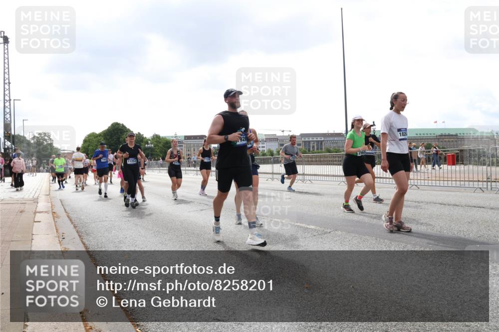 29.06.2025 - hella hamburg halbmarathon Lena Gebhardt http://msf.ph/oto/8258201 29.06.2025 10:45:55 Lombardsbrücke 1004, 1033, 1060, 1085, 1100, 1104, 1421, 1426, 1532, 1555, 1713, 1854, 1867, 1868, 1983, 2008, 2216, 2217, 2398, 2423, 2522, 2550, 2657, 2664, 2773, 2813, 2917, 2951, 2954, 2965, 2973, 3410, 4104, 4223, 4224, 4317, 4388, 4572, 5044, 5635, 5703, 5769, 5770, 5892, 6133, 6333, 6392, 6623, 7268, 7283, 7356, 7541, 7605, 7859, 7894, 8745, 9120, 9121, 9426, 9445, 9620, 10030, 10327, 10329, 10367, 10511, 11358, 11876, 11910 meine-sportfotos.de