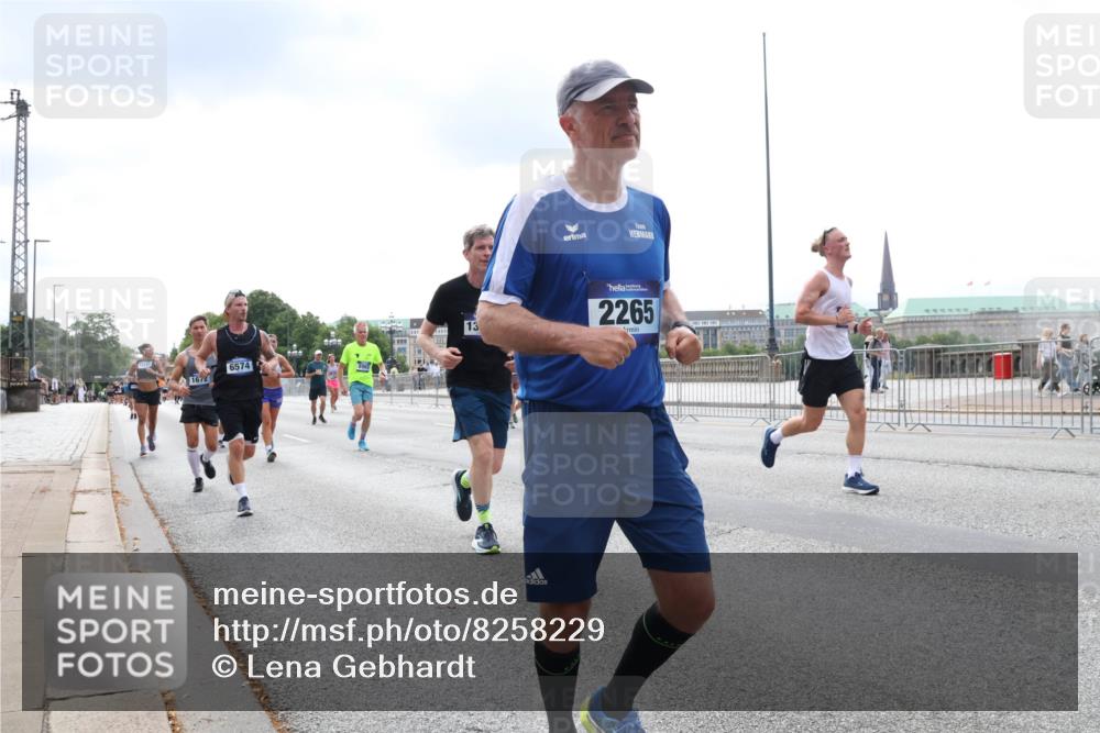29.06.2025 - hella hamburg halbmarathon Lena Gebhardt http://msf.ph/oto/8258229 29.06.2025 10:34:24 Lombardsbrücke 1025, 1417, 1672, 1705, 1787, 2023, 2265, 2412, 2464, 2482, 2496, 2510, 2511, 2526, 2801, 2933, 3145, 3420, 3829, 3848, 4540, 4807, 4824, 4826, 5453, 5561, 5584, 5609, 6034, 6105, 6171, 6329, 6364, 6571, 6574, 6843, 7324, 7329, 7386, 7644, 7733, 8277, 8349, 8705, 8965, 9164, 9379, 9448, 9514, 10335, 10360, 10564, 10674, 11872, 12164, 13957, 15477, 16238, 16311, 16390, 16682, 16919, 17230, 18158, 18941 meine-sportfotos.de