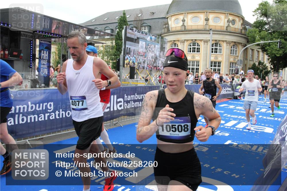 29.06.2025 - hella hamburg halbmarathon Michael Strokosch http://msf.ph/oto/8258260 29.06.2025 10:51:11 Ziel 1366, 4077, 4816, 4967, 6027, 8261, 8508, 8704, 10508, 10603, 10868, 11733, 13073, 15480, 17384, 17530, 17823, 18066 meine-sportfotos.de