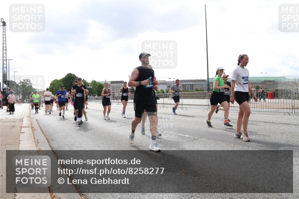 29.06.2025 - hella hamburg halbmarathon Lena Gebhardt http://msf.ph/oto/8258277 29.06.2025 10:45:55 Lombardsbrücke 1004, 1033, 1060, 1085, 1100, 1104, 1421, 1426, 1532, 1555, 1713, 1854, 1867, 1868, 1983, 2008, 2216, 2217, 2398, 2423, 2522, 2550, 2657, 2664, 2773, 2813, 2917, 2951, 2954, 2965, 2973, 3410, 4104, 4223, 4224, 4317, 4388, 4572, 5044, 5635, 5703, 5769, 5770, 5892, 6133, 6333, 6392, 6623, 7268, 7283, 7356, 7541, 7605, 7859, 7894, 8745, 9120, 9121, 9426, 9445, 9620, 10030, 10327, 10329, 10367, 10511, 11358, 11876, 11910 meine-sportfotos.de
