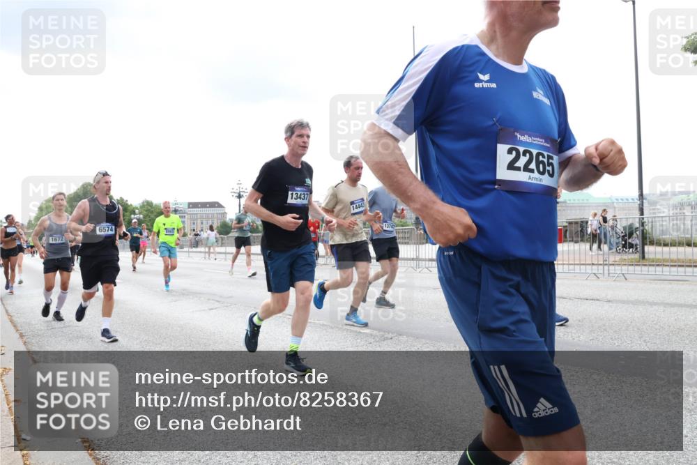 29.06.2025 - hella hamburg halbmarathon Lena Gebhardt http://msf.ph/oto/8258367 29.06.2025 10:34:24 Lombardsbrücke 1025, 1417, 1672, 1705, 1787, 2023, 2265, 2412, 2464, 2482, 2496, 2510, 2511, 2526, 2801, 2933, 3145, 3420, 3829, 3848, 4540, 4807, 4824, 4826, 5453, 5561, 5584, 5609, 6034, 6105, 6171, 6329, 6364, 6571, 6574, 6843, 7324, 7329, 7386, 7644, 7733, 8277, 8349, 8705, 8965, 9164, 9379, 9448, 9514, 10335, 10360, 10564, 10674, 11872, 12164, 13957, 15477, 16238, 16311, 16390, 16682, 16919, 17230, 18158, 18941 meine-sportfotos.de