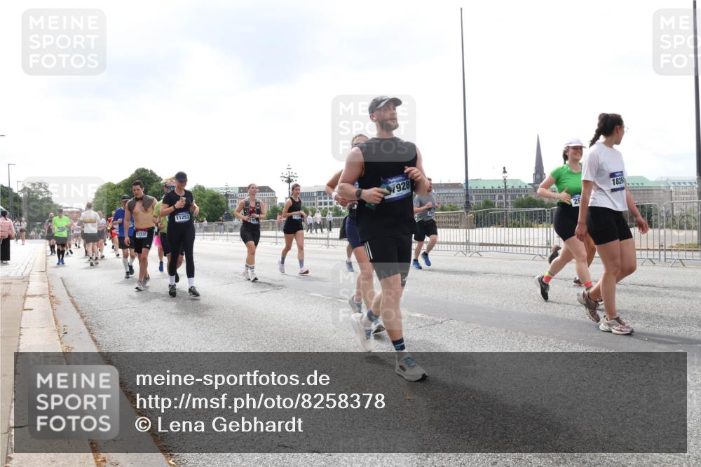 29.06.2025 - hella hamburg halbmarathon Lena Gebhardt http://msf.ph/oto/8258378 29.06.2025 10:45:56 Lombardsbrücke 1004, 1033, 1060, 1085, 1100, 1104, 1421, 1426, 1532, 1555, 1713, 1854, 1867, 1868, 1983, 2008, 2398, 2423, 2522, 2550, 2657, 2664, 2773, 2813, 2917, 2951, 2954, 2965, 2973, 3410, 4104, 4223, 4224, 4317, 4388, 4572, 5044, 5635, 5703, 5769, 5770, 5892, 6133, 6333, 6392, 6623, 7268, 7283, 7356, 7605, 7859, 7894, 7983, 8745, 9120, 9121, 9426, 9445, 10030, 10327, 10329, 10367, 10511, 11358, 11876, 11910 meine-sportfotos.de