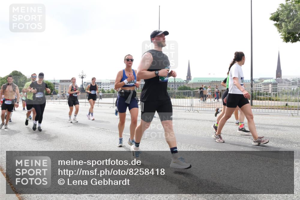 29.06.2025 - hella hamburg halbmarathon Lena Gebhardt http://msf.ph/oto/8258418 29.06.2025 10:45:56 Lombardsbrücke 1004, 1033, 1060, 1085, 1100, 1104, 1421, 1426, 1532, 1555, 1713, 1854, 1867, 1868, 1983, 2008, 2398, 2423, 2522, 2550, 2657, 2664, 2773, 2813, 2917, 2951, 2954, 2965, 2973, 3410, 4104, 4223, 4224, 4317, 4388, 4572, 5044, 5635, 5703, 5769, 5770, 5892, 6133, 6333, 6392, 6623, 7268, 7283, 7356, 7605, 7859, 7894, 7983, 8745, 9120, 9121, 9426, 9445, 10030, 10327, 10329, 10367, 10511, 11358, 11876, 11910 meine-sportfotos.de