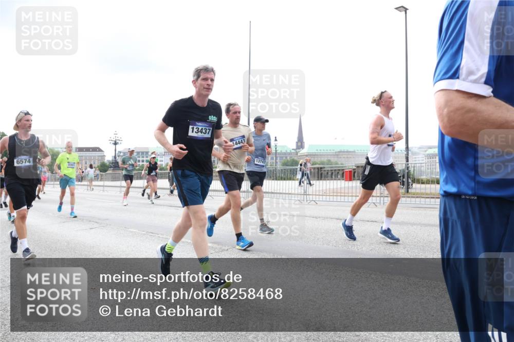 29.06.2025 - hella hamburg halbmarathon Lena Gebhardt http://msf.ph/oto/8258468 29.06.2025 10:34:25 Lombardsbrücke 1025, 1672, 1705, 1787, 2023, 2265, 2412, 2464, 2496, 2510, 2511, 2526, 2801, 2933, 3145, 3420, 3829, 3848, 4540, 4807, 4824, 4826, 5453, 5561, 5584, 5609, 6034, 6105, 6171, 6329, 6571, 6574, 6843, 7324, 7329, 7386, 7644, 7733, 8277, 8349, 8705, 8965, 9164, 9379, 9448, 9514, 10335, 10360, 10564, 10674, 11872, 12164, 13957, 15477, 16238, 16311, 16390, 16682, 16919, 17230, 18158, 18941 meine-sportfotos.de