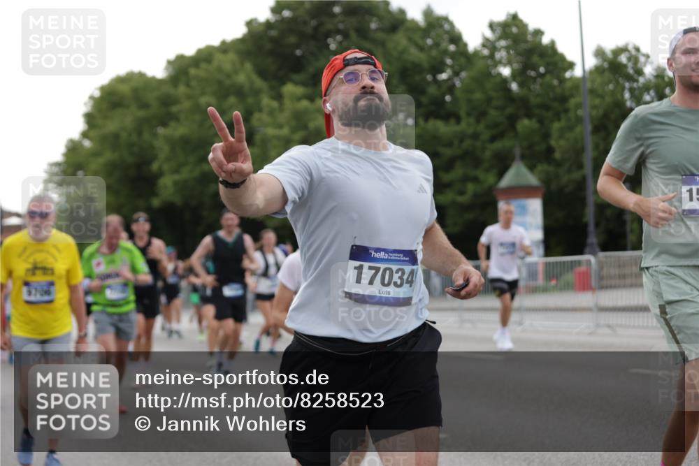 29.06.2025 - hella hamburg halbmarathon Jannik Wohlers http://msf.ph/oto/8258523 29.06.2025 10:32:11 Lombardsbrücke 1199, 1640, 2059, 3365, 3653, 3660, 3670, 4446, 4857, 5783, 5871, 5941, 6228, 6312, 6315, 7308, 7309, 7468, 7531, 7633, 7702, 7749, 7750, 8303, 8625, 8840, 8993, 9010, 9188, 9765, 10002, 10013, 10048, 10203, 10277, 10354, 10470, 10624, 10770, 11076, 11205, 11248, 11972, 12443, 12470, 12864, 13335, 14159, 14301, 14788, 14888, 15071, 15086, 15088, 15147, 15171, 15569, 15847, 15997, 16129, 16187, 16898, 16999, 17041, 17167, 18069, 18706, 18927 meine-sportfotos.de