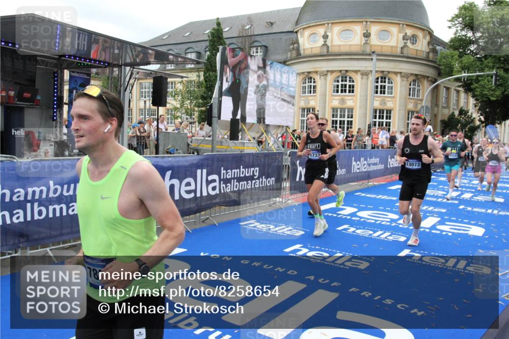 29.06.2025 - hella hamburg halbmarathon Michael Strokosch http://msf.ph/oto/8258654 29.06.2025 10:51:15 Ziel 1366, 1461, 4404, 4816, 4967, 5600, 6027, 8508, 8930, 9476, 10868, 11512, 11625, 11733, 13073, 15480, 17530, 17823 meine-sportfotos.de