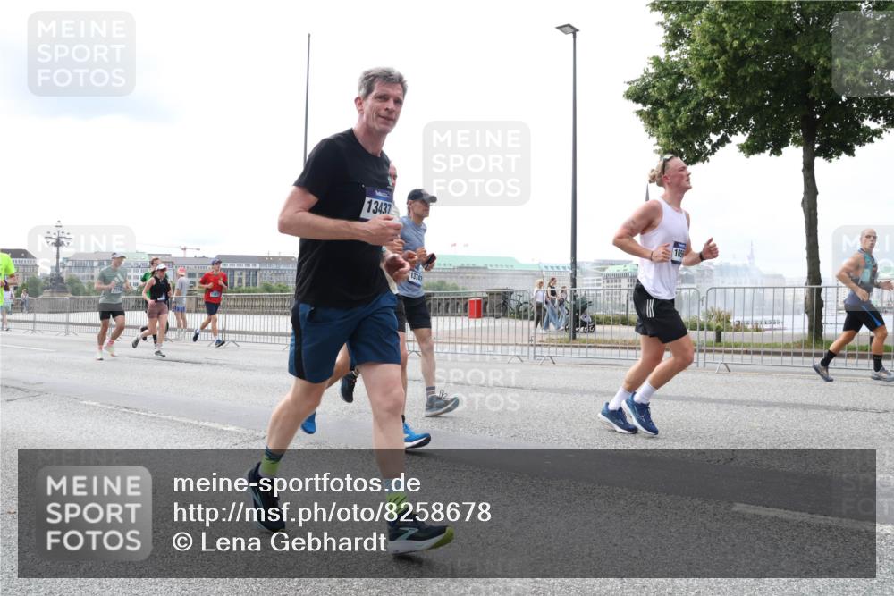 29.06.2025 - hella hamburg halbmarathon Lena Gebhardt http://msf.ph/oto/8258678 29.06.2025 10:34:25 Lombardsbrücke 1025, 1672, 1705, 1787, 2023, 2265, 2412, 2464, 2496, 2510, 2511, 2526, 2801, 2933, 3145, 3420, 3829, 3848, 4540, 4807, 4824, 4826, 5453, 5561, 5584, 5609, 6034, 6105, 6171, 6329, 6571, 6574, 6843, 7324, 7329, 7386, 7644, 7733, 8277, 8349, 8705, 8965, 9164, 9379, 9448, 9514, 10335, 10360, 10564, 10674, 11872, 12164, 13957, 15477, 16238, 16311, 16390, 16682, 16919, 17230, 18158, 18941 meine-sportfotos.de