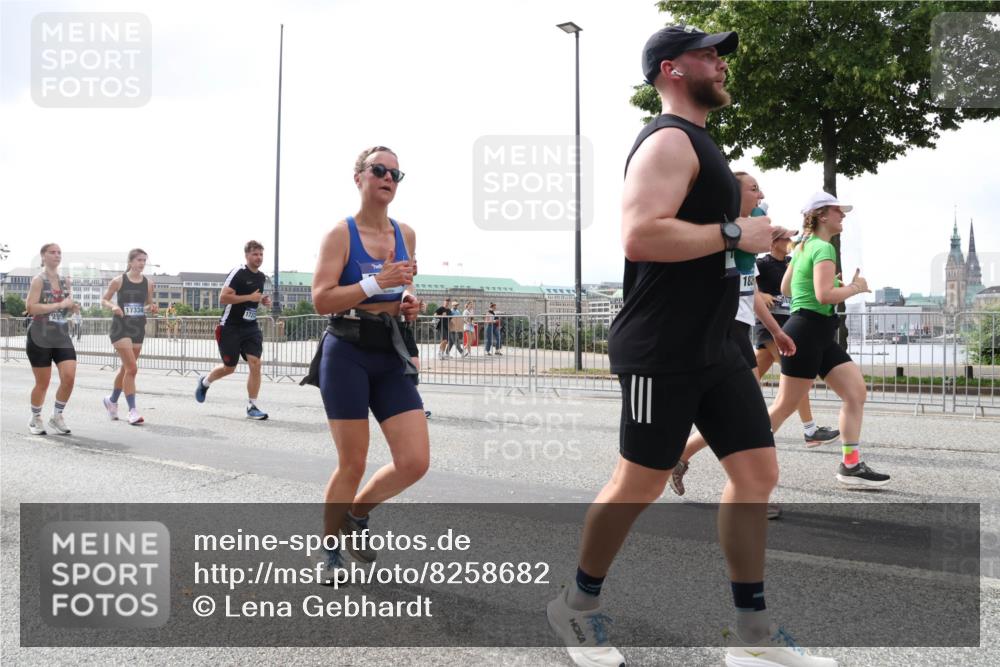 29.06.2025 - hella hamburg halbmarathon Lena Gebhardt http://msf.ph/oto/8258682 29.06.2025 10:45:57 Lombardsbrücke 1004, 1033, 1060, 1085, 1100, 1104, 1421, 1426, 1532, 1555, 1854, 1867, 1868, 1983, 2008, 2398, 2423, 2522, 2550, 2657, 2664, 2773, 2813, 2917, 2951, 2954, 2965, 2973, 3410, 4104, 4223, 4224, 4317, 4388, 4572, 5044, 5635, 5703, 5769, 5770, 5892, 6133, 6333, 6392, 6623, 7268, 7356, 7605, 7859, 7894, 7983, 8745, 9120, 9121, 9426, 9445, 10030, 10327, 10329, 10367, 10511, 11358, 11876, 11910 meine-sportfotos.de