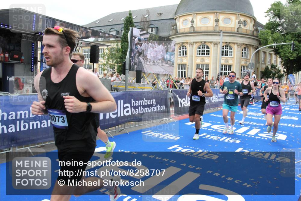 29.06.2025 - hella hamburg halbmarathon Michael Strokosch http://msf.ph/oto/8258707 29.06.2025 10:51:17 Ziel 1461, 1817, 4404, 5600, 6027, 6657, 8316, 8930, 9476, 10480, 10667, 10868, 11512, 11625, 11733, 12016, 13073, 15480, 17530, 17823, 18019 meine-sportfotos.de