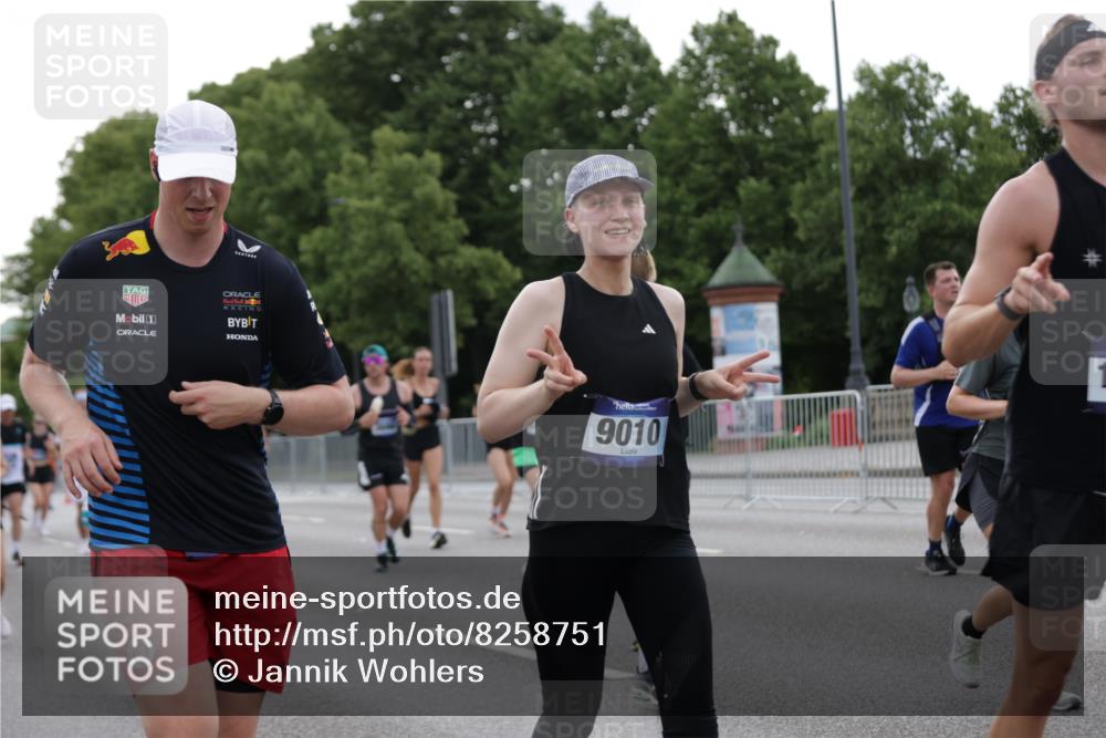 29.06.2025 - hella hamburg halbmarathon Jannik Wohlers http://msf.ph/oto/8258751 29.06.2025 10:32:15 Lombardsbrücke 1199, 1237, 1640, 2059, 3653, 3660, 3670, 3753, 4446, 5783, 5871, 5941, 6228, 6312, 6315, 7308, 7309, 7387, 7531, 7633, 7702, 7749, 7750, 8625, 9010, 9188, 10002, 10013, 10048, 10203, 10277, 10354, 10470, 10624, 10770, 11076, 11205, 11248, 12470, 12508, 13335, 14301, 14888, 15071, 15171, 15847, 15997, 16129, 16187, 16502, 16898, 16999, 17041, 17167, 17508, 18069, 18706, 18927, 19156 meine-sportfotos.de