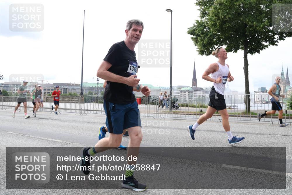 29.06.2025 - hella hamburg halbmarathon Lena Gebhardt http://msf.ph/oto/8258847 29.06.2025 10:34:25 Lombardsbrücke 1025, 1672, 1705, 1787, 2023, 2265, 2412, 2464, 2496, 2510, 2511, 2526, 2801, 2933, 3145, 3420, 3829, 3848, 4540, 4807, 4824, 4826, 5453, 5561, 5584, 5609, 6034, 6105, 6171, 6329, 6571, 6574, 6843, 7324, 7329, 7386, 7644, 7733, 8277, 8349, 8705, 8965, 9164, 9379, 9448, 9514, 10335, 10360, 10564, 10674, 11872, 12164, 13957, 15477, 16238, 16311, 16390, 16682, 16919, 17230, 18158, 18941 meine-sportfotos.de