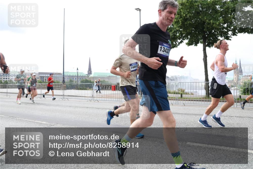 29.06.2025 - hella hamburg halbmarathon Lena Gebhardt http://msf.ph/oto/8258914 29.06.2025 10:34:25 Lombardsbrücke 1025, 1672, 1705, 1787, 2023, 2265, 2412, 2464, 2496, 2510, 2511, 2526, 2801, 2933, 3145, 3420, 3829, 3848, 4540, 4807, 4824, 4826, 5453, 5561, 5584, 5609, 6034, 6105, 6171, 6329, 6571, 6574, 6843, 7324, 7329, 7386, 7644, 7733, 8277, 8349, 8705, 8965, 9164, 9379, 9448, 9514, 10335, 10360, 10564, 10674, 11872, 12164, 13957, 15477, 16238, 16311, 16390, 16682, 16919, 17230, 18158, 18941 meine-sportfotos.de