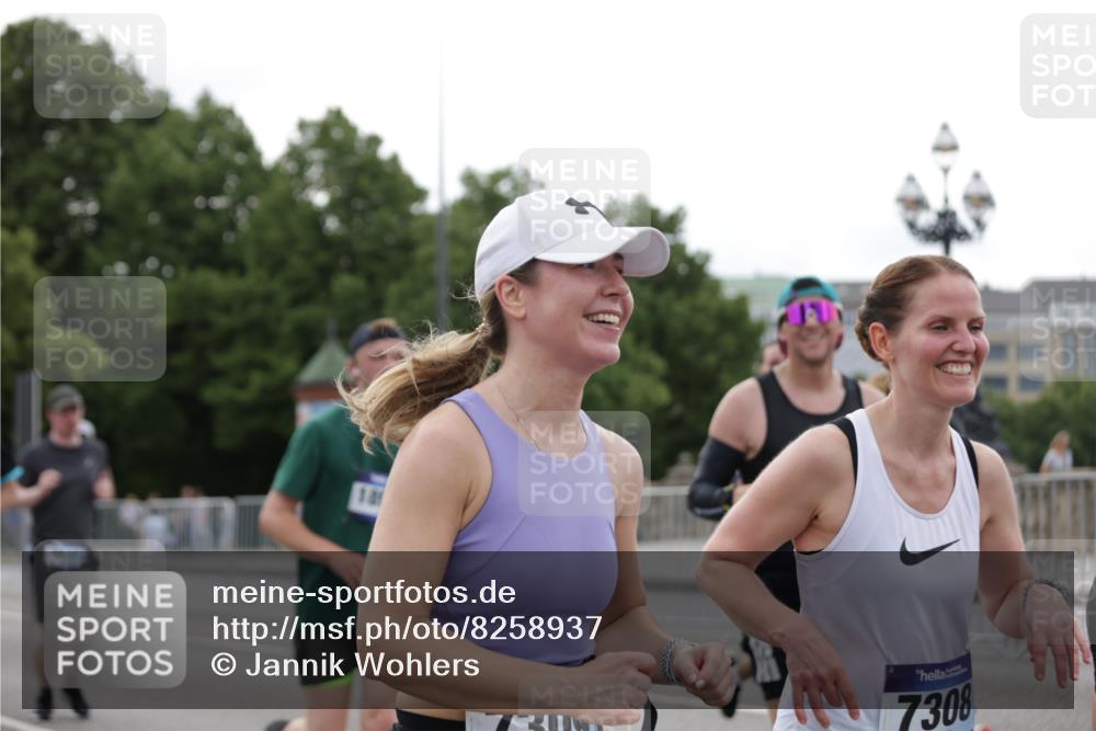 29.06.2025 - hella hamburg halbmarathon Jannik Wohlers http://msf.ph/oto/8258937 29.06.2025 10:32:19 Lombardsbrücke 1199, 1237, 2059, 3422, 3660, 3670, 3753, 4446, 5783, 5871, 6228, 7308, 7309, 7387, 7531, 7633, 7749, 7750, 9010, 9188, 10013, 10048, 10203, 10277, 10354, 10470, 10624, 10770, 11076, 11248, 12470, 12508, 13335, 14301, 15071, 15171, 15847, 15997, 16129, 16187, 16502, 16898, 16999, 17041, 17102, 17167, 17508, 18069, 18502, 18706, 18927, 19156 meine-sportfotos.de