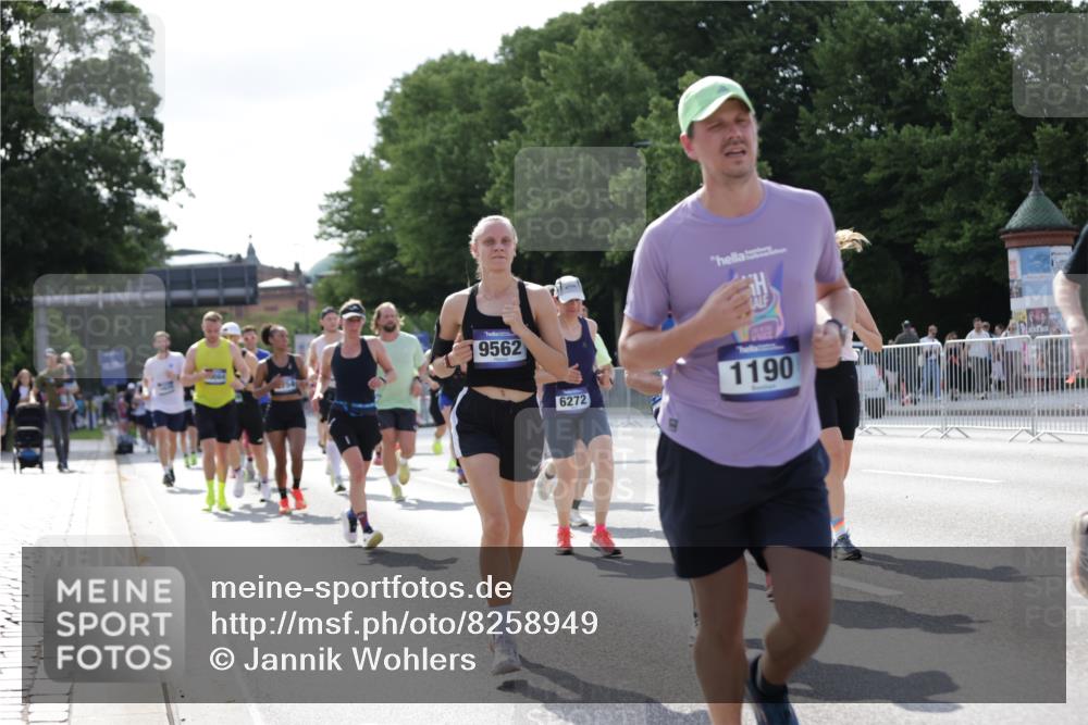 29.06.2025 - hella hamburg halbmarathon Jannik Wohlers http://msf.ph/oto/8258949 29.06.2025 09:57:54 Lombardsbrücke 1034, 1179, 1190, 1815, 2034, 2070, 2417, 2636, 2656, 2711, 3041, 3859, 4814, 4903, 5093, 5721, 6164, 6272, 6433, 6897, 7409, 7724, 7856, 7896, 8154, 8311, 8449, 8508, 8590, 8689, 8825, 9012, 9057, 9562, 9656, 10084, 11217, 11416, 11607, 11791, 11870, 12624, 13033, 13691, 14323, 14365, 14571, 14626, 14678, 14805, 14845, 15914, 16213, 16409, 16653, 16879, 16924, 17176, 17321, 17415, 17825, 18514, 18551, 18799, 18810, 18811, 18867, 19244 meine-sportfotos.de