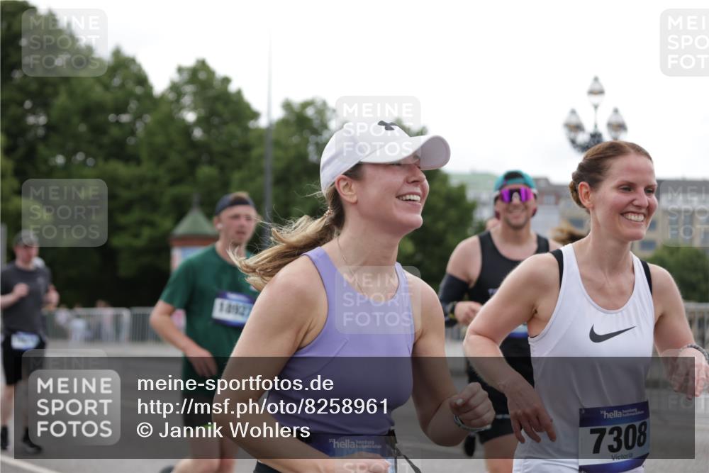 29.06.2025 - hella hamburg halbmarathon Jannik Wohlers http://msf.ph/oto/8258961 29.06.2025 10:32:19 Lombardsbrücke 1199, 1237, 2059, 3422, 3660, 3670, 3753, 4446, 5783, 5871, 6228, 7308, 7309, 7387, 7531, 7633, 7749, 7750, 9010, 9188, 10013, 10048, 10203, 10277, 10354, 10470, 10624, 10770, 11076, 11248, 12470, 12508, 13335, 14301, 15071, 15171, 15847, 15997, 16129, 16187, 16502, 16898, 16999, 17041, 17102, 17167, 17508, 18069, 18502, 18706, 18927, 19156 meine-sportfotos.de