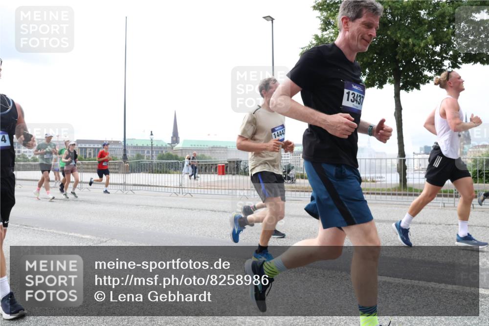 29.06.2025 - hella hamburg halbmarathon Lena Gebhardt http://msf.ph/oto/8258986 29.06.2025 10:34:25 Lombardsbrücke 1025, 1672, 1705, 1787, 2023, 2265, 2412, 2464, 2496, 2510, 2511, 2526, 2801, 2933, 3145, 3420, 3829, 3848, 4540, 4807, 4824, 4826, 5453, 5561, 5584, 5609, 6034, 6105, 6171, 6329, 6571, 6574, 6843, 7324, 7329, 7386, 7644, 7733, 8277, 8349, 8705, 8965, 9164, 9379, 9448, 9514, 10335, 10360, 10564, 10674, 11872, 12164, 13957, 15477, 16238, 16311, 16390, 16682, 16919, 17230, 18158, 18941 meine-sportfotos.de