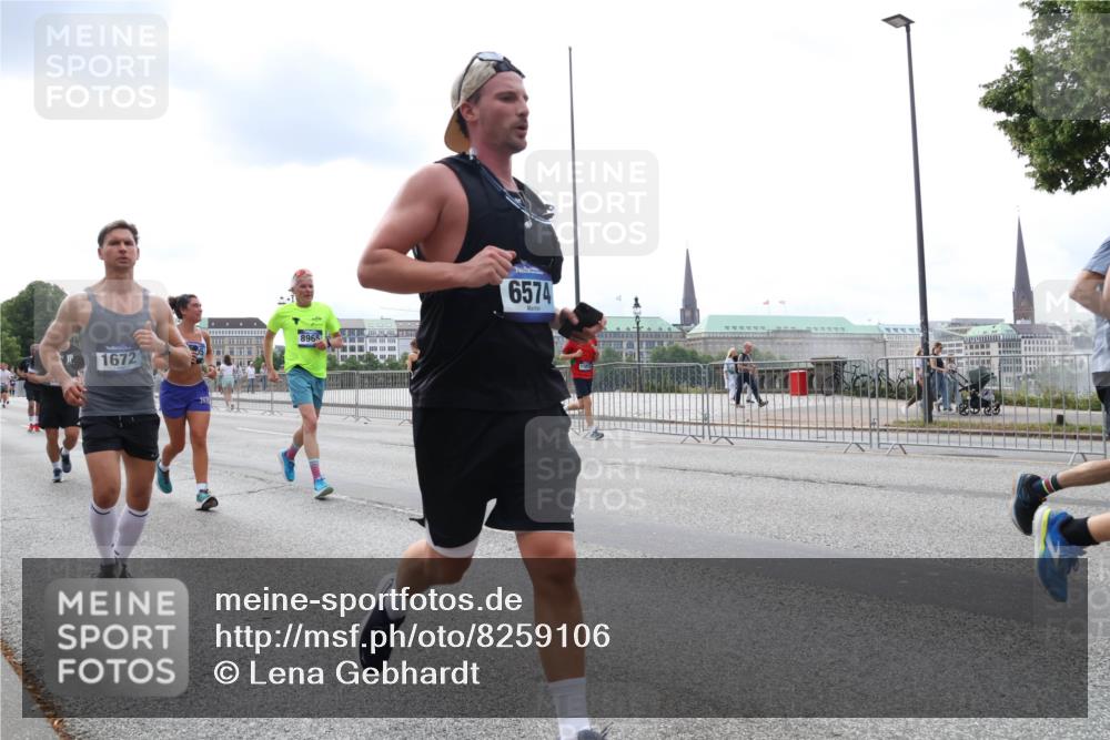 29.06.2025 - hella hamburg halbmarathon Lena Gebhardt http://msf.ph/oto/8259106 29.06.2025 10:34:26 Lombardsbrücke 1025, 1672, 1705, 1787, 2023, 2265, 2412, 2464, 2496, 2510, 2511, 2526, 2801, 2933, 3145, 3420, 3829, 3848, 4540, 4807, 4824, 4826, 5453, 5561, 5584, 5609, 6034, 6105, 6171, 6329, 6571, 6574, 6843, 7324, 7329, 7386, 7644, 7733, 8277, 8349, 8705, 8965, 9164, 9379, 9448, 9514, 10335, 10360, 10564, 10674, 11245, 11872, 12164, 13957, 15477, 16238, 16311, 16390, 16682, 16919, 17230, 18158, 18941 meine-sportfotos.de