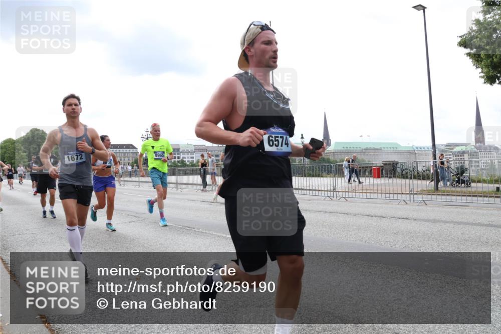 29.06.2025 - hella hamburg halbmarathon Lena Gebhardt http://msf.ph/oto/8259190 29.06.2025 10:34:26 Lombardsbrücke 1025, 1672, 1705, 1787, 2023, 2265, 2412, 2464, 2496, 2510, 2511, 2526, 2801, 2933, 3145, 3420, 3829, 3848, 4540, 4807, 4824, 4826, 5453, 5561, 5584, 5609, 6034, 6105, 6171, 6329, 6571, 6574, 6843, 7324, 7329, 7386, 7644, 7733, 8277, 8349, 8705, 8965, 9164, 9379, 9448, 9514, 10335, 10360, 10564, 10674, 11245, 11872, 12164, 13957, 15477, 16238, 16311, 16390, 16682, 16919, 17230, 18158, 18941 meine-sportfotos.de