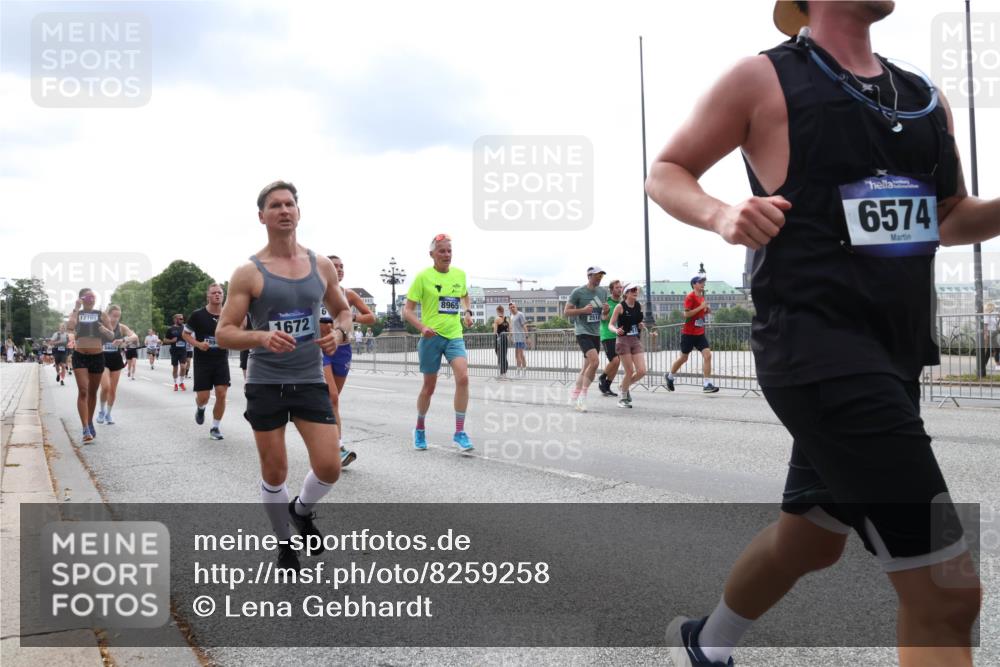29.06.2025 - hella hamburg halbmarathon Lena Gebhardt http://msf.ph/oto/8259258 29.06.2025 10:34:26 Lombardsbrücke 1025, 1672, 1705, 1787, 2023, 2265, 2412, 2464, 2496, 2510, 2511, 2526, 2801, 2933, 3145, 3420, 3829, 3848, 4540, 4807, 4824, 4826, 5453, 5561, 5584, 5609, 6034, 6105, 6171, 6329, 6571, 6574, 6843, 7324, 7329, 7386, 7644, 7733, 8277, 8349, 8705, 8965, 9164, 9379, 9448, 9514, 10335, 10360, 10564, 10674, 11245, 11872, 12164, 13957, 15477, 16238, 16311, 16390, 16682, 16919, 17230, 18158, 18941 meine-sportfotos.de