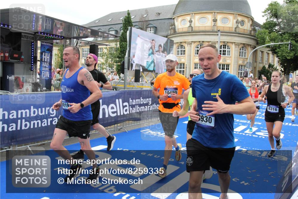 29.06.2025 - hella hamburg halbmarathon Michael Strokosch http://msf.ph/oto/8259335 29.06.2025 10:51:23 Ziel 1461, 1817, 2364, 2411, 2636, 2718, 4814, 6657, 6776, 8316, 8930, 8989, 9214, 9476, 10480, 10667, 11124, 11512, 12016, 13047, 14865, 14994, 16357, 18019, 18489 meine-sportfotos.de