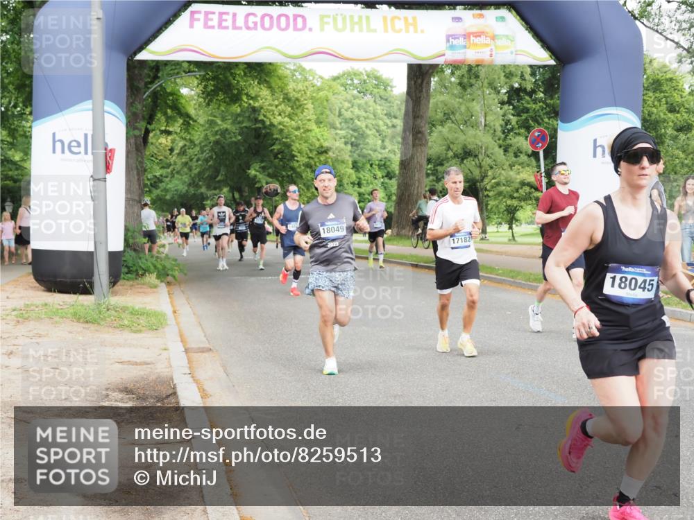 29.06.2025 - hella hamburg halbmarathon MichiJ http://msf.ph/oto/8259513 29.06.2025 10:29:44 Zwischen KM18-KM19 1136, 2675, 4380, 6901, 9358, 9755, 9885, 10978, 12365, 14555, 15164, 16816, 17182, 18045, 18399 meine-sportfotos.de