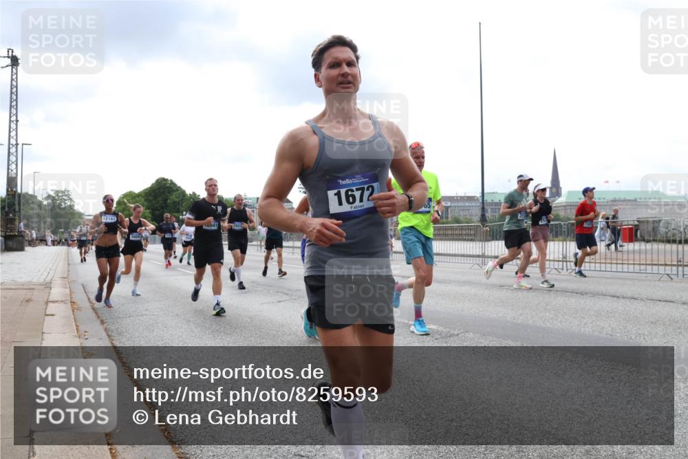 29.06.2025 - hella hamburg halbmarathon Lena Gebhardt http://msf.ph/oto/8259593 29.06.2025 10:34:27 Lombardsbrücke 1025, 1672, 1705, 1787, 2023, 2265, 2412, 2464, 2496, 2510, 2511, 2526, 2801, 2933, 3145, 3420, 3829, 3848, 4540, 4807, 4824, 4826, 5453, 5584, 5609, 6034, 6105, 6171, 6329, 6571, 6574, 6843, 7324, 7329, 7386, 7644, 7733, 8277, 8349, 8705, 8965, 9164, 9379, 9448, 9514, 10335, 10360, 10564, 10674, 11245, 11872, 12164, 13957, 15477, 16238, 16311, 16390, 16682, 16919, 17230, 18158, 18941 meine-sportfotos.de