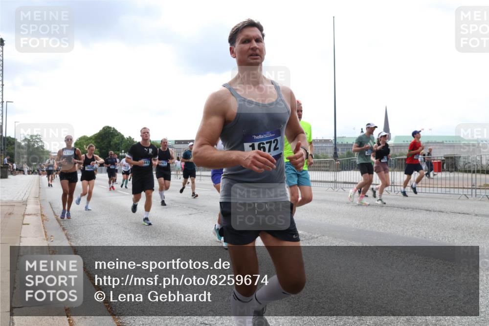 29.06.2025 - hella hamburg halbmarathon Lena Gebhardt http://msf.ph/oto/8259674 29.06.2025 10:34:27 Lombardsbrücke 1025, 1672, 1705, 1787, 2023, 2265, 2412, 2464, 2496, 2510, 2511, 2526, 2801, 2933, 3145, 3420, 3829, 3848, 4540, 4807, 4824, 4826, 5453, 5584, 5609, 6034, 6105, 6171, 6329, 6571, 6574, 6843, 7324, 7329, 7386, 7644, 7733, 8277, 8349, 8705, 8965, 9164, 9379, 9448, 9514, 10335, 10360, 10564, 10674, 11245, 11872, 12164, 13957, 15477, 16238, 16311, 16390, 16682, 16919, 17230, 18158, 18941 meine-sportfotos.de