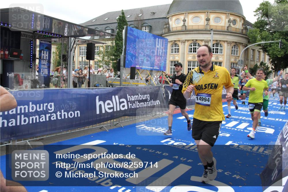 29.06.2025 - hella hamburg halbmarathon Michael Strokosch http://msf.ph/oto/8259714 29.06.2025 10:51:27 Ziel 2364, 2411, 2636, 2718, 2946, 4814, 5820, 6776, 8989, 9214, 9656, 11124, 11422, 13047, 13792, 14865, 14994, 15871, 15950, 16357, 17131, 18489 meine-sportfotos.de