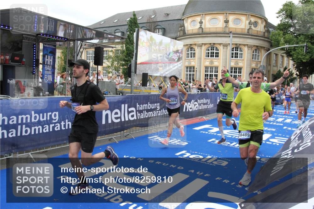 29.06.2025 - hella hamburg halbmarathon Michael Strokosch http://msf.ph/oto/8259810 29.06.2025 10:51:27 Ziel 2364, 2411, 2636, 2718, 2946, 4814, 5820, 6776, 8989, 9214, 9656, 11124, 11422, 13047, 13792, 14865, 14994, 15871, 15950, 16357, 17131, 18489 meine-sportfotos.de