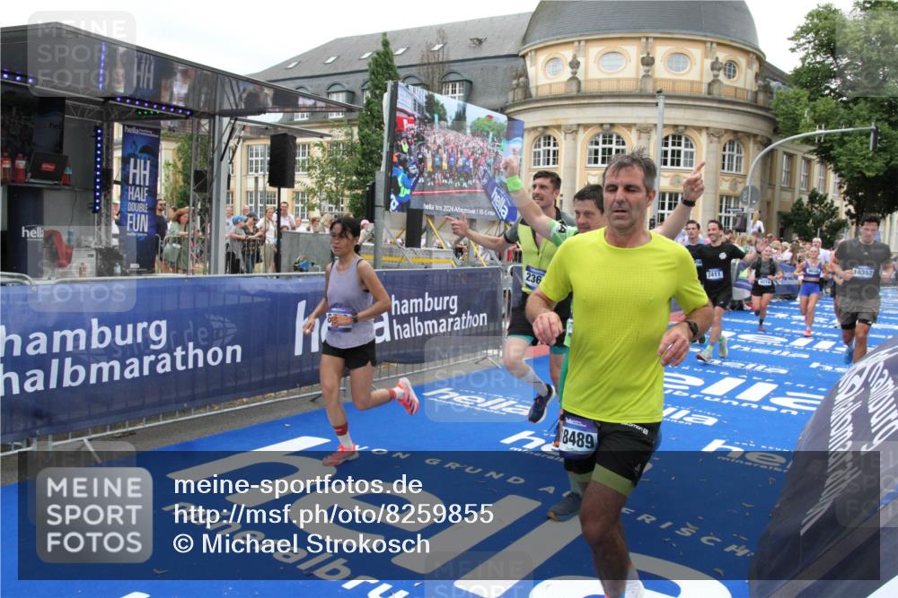 29.06.2025 - hella hamburg halbmarathon Michael Strokosch http://msf.ph/oto/8259855 29.06.2025 10:51:28 Ziel 2364, 2411, 2946, 5820, 6776, 7943, 8989, 9214, 9656, 11124, 11422, 13047, 13792, 14865, 14994, 15871, 15950, 16357, 17131, 18489 meine-sportfotos.de