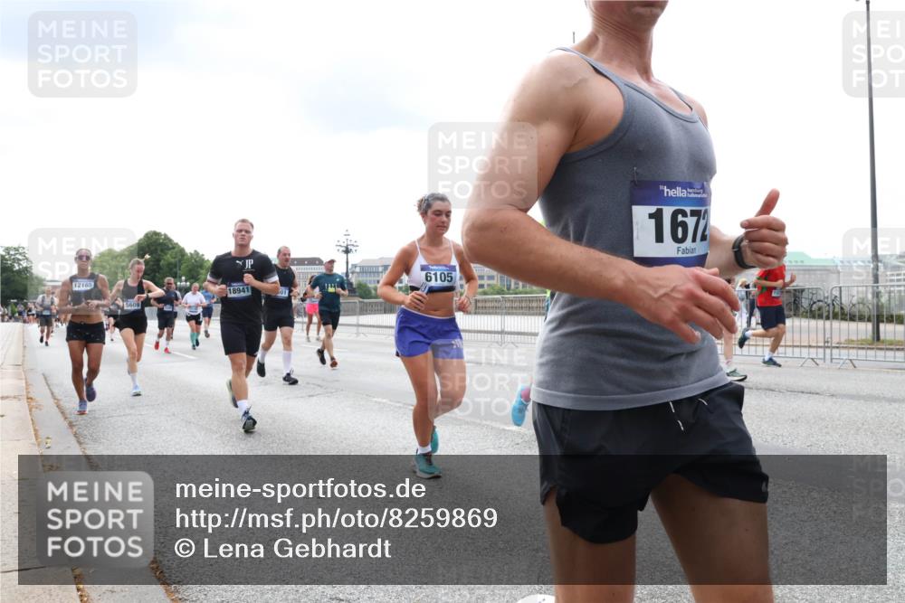 29.06.2025 - hella hamburg halbmarathon Lena Gebhardt http://msf.ph/oto/8259869 29.06.2025 10:34:27 Lombardsbrücke 1025, 1672, 1705, 1787, 2023, 2265, 2412, 2464, 2496, 2510, 2511, 2526, 2801, 2933, 3145, 3420, 3829, 3848, 4540, 4807, 4824, 4826, 5453, 5584, 5609, 6034, 6105, 6171, 6329, 6571, 6574, 6843, 7324, 7329, 7386, 7644, 7733, 8277, 8349, 8705, 8965, 9164, 9379, 9448, 9514, 10335, 10360, 10564, 10674, 11245, 11872, 12164, 13957, 15477, 16238, 16311, 16390, 16682, 16919, 17230, 18158, 18941 meine-sportfotos.de