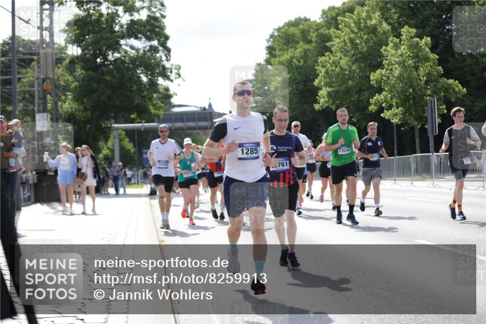 29.06.2025 - hella hamburg halbmarathon Jannik Wohlers http://msf.ph/oto/8259913 29.06.2025 09:58:04 Lombardsbrücke 1190, 1285, 1815, 2029, 2034, 2518, 2656, 3041, 3097, 3819, 3859, 4152, 4903, 5093, 5259, 5378, 5721, 5894, 6272, 6433, 6592, 6759, 6877, 6897, 7856, 7896, 8154, 8311, 8393, 8590, 8825, 9012, 9057, 9562, 9656, 10084, 11214, 11870, 12483, 12632, 12633, 12735, 12761, 13470, 13536, 14266, 14323, 14365, 14626, 14678, 14805, 14845, 15389, 15523, 15914, 16176, 16213, 16409, 16653, 16830, 16879, 16924, 17348, 18551, 18799, 18867, 19244 meine-sportfotos.de
