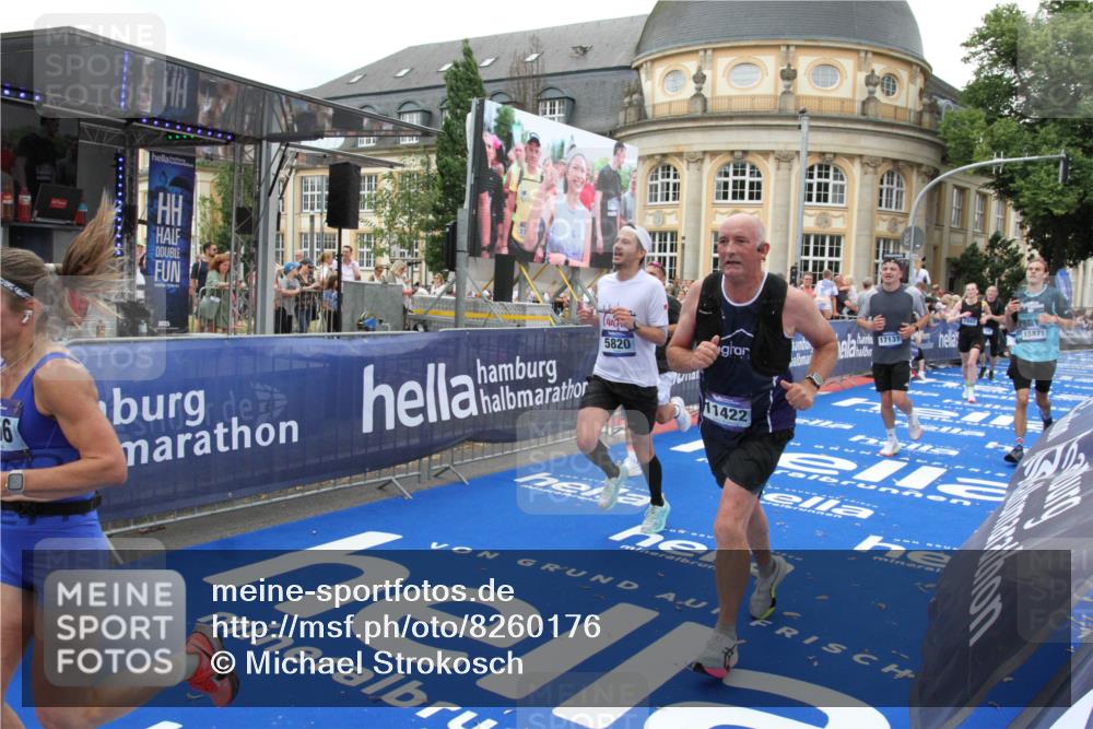 29.06.2025 - hella hamburg halbmarathon Michael Strokosch http://msf.ph/oto/8260176 29.06.2025 10:51:31 Ziel 1335, 2411, 2946, 5820, 7943, 9214, 9656, 11422, 13403, 13792, 15871, 15950, 16357, 17131 meine-sportfotos.de