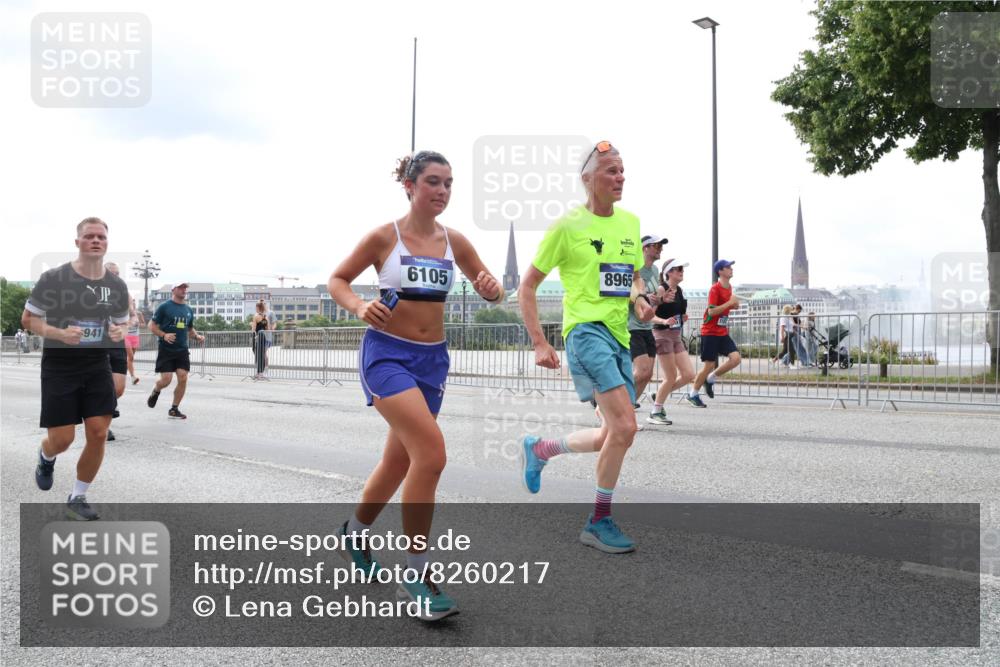 29.06.2025 - hella hamburg halbmarathon Lena Gebhardt http://msf.ph/oto/8260217 29.06.2025 10:34:27 Lombardsbrücke 1025, 1672, 1705, 1787, 2023, 2265, 2412, 2464, 2496, 2510, 2511, 2526, 2801, 2933, 3145, 3420, 3829, 3848, 4540, 4807, 4824, 4826, 5453, 5584, 5609, 6034, 6105, 6171, 6329, 6571, 6574, 6843, 7324, 7329, 7386, 7644, 7733, 8277, 8349, 8705, 8965, 9164, 9379, 9448, 9514, 10335, 10360, 10564, 10674, 11245, 11872, 12164, 13957, 15477, 16238, 16311, 16390, 16682, 16919, 17230, 18158, 18941 meine-sportfotos.de