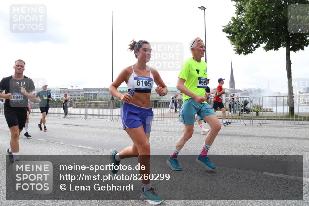 29.06.2025 - hella hamburg halbmarathon Lena Gebhardt http://msf.ph/oto/8260299 29.06.2025 10:34:28 Lombardsbrücke 1025, 1672, 1705, 1787, 2023, 2265, 2412, 2464, 2496, 2510, 2511, 2526, 2801, 2933, 3130, 3145, 3420, 3829, 3848, 4540, 4807, 4824, 4826, 5453, 5584, 5609, 6034, 6105, 6171, 6329, 6571, 6574, 6843, 7324, 7329, 7386, 7644, 7733, 8277, 8349, 8705, 8965, 9122, 9164, 9379, 9448, 9514, 10335, 10360, 10564, 10674, 11245, 11872, 12164, 13957, 15477, 16238, 16311, 16390, 16682, 16919, 17230, 18158, 18941 meine-sportfotos.de