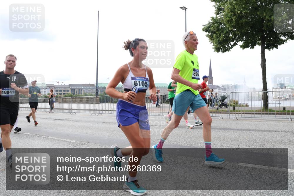 29.06.2025 - hella hamburg halbmarathon Lena Gebhardt http://msf.ph/oto/8260369 29.06.2025 10:34:28 Lombardsbrücke 1025, 1672, 1705, 1787, 2023, 2265, 2412, 2464, 2496, 2510, 2511, 2526, 2801, 2933, 3130, 3145, 3420, 3829, 3848, 4540, 4807, 4824, 4826, 5453, 5584, 5609, 6034, 6105, 6171, 6329, 6571, 6574, 6843, 7324, 7329, 7386, 7644, 7733, 8277, 8349, 8705, 8965, 9122, 9164, 9379, 9448, 9514, 10335, 10360, 10564, 10674, 11245, 11872, 12164, 13957, 15477, 16238, 16311, 16390, 16682, 16919, 17230, 18158, 18941 meine-sportfotos.de