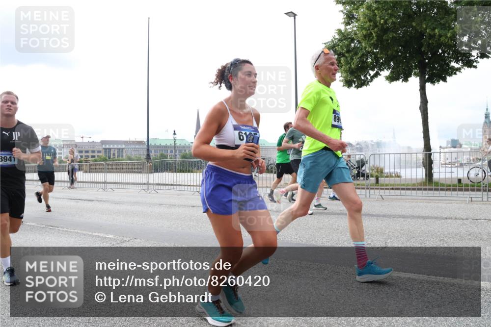 29.06.2025 - hella hamburg halbmarathon Lena Gebhardt http://msf.ph/oto/8260420 29.06.2025 10:34:28 Lombardsbrücke 1025, 1672, 1705, 1787, 2023, 2265, 2412, 2464, 2496, 2510, 2511, 2526, 2801, 2933, 3130, 3145, 3420, 3829, 3848, 4540, 4807, 4824, 4826, 5453, 5584, 5609, 6034, 6105, 6171, 6329, 6571, 6574, 6843, 7324, 7329, 7386, 7644, 7733, 8277, 8349, 8705, 8965, 9122, 9164, 9379, 9448, 9514, 10335, 10360, 10564, 10674, 11245, 11872, 12164, 13957, 15477, 16238, 16311, 16390, 16682, 16919, 17230, 18158, 18941 meine-sportfotos.de