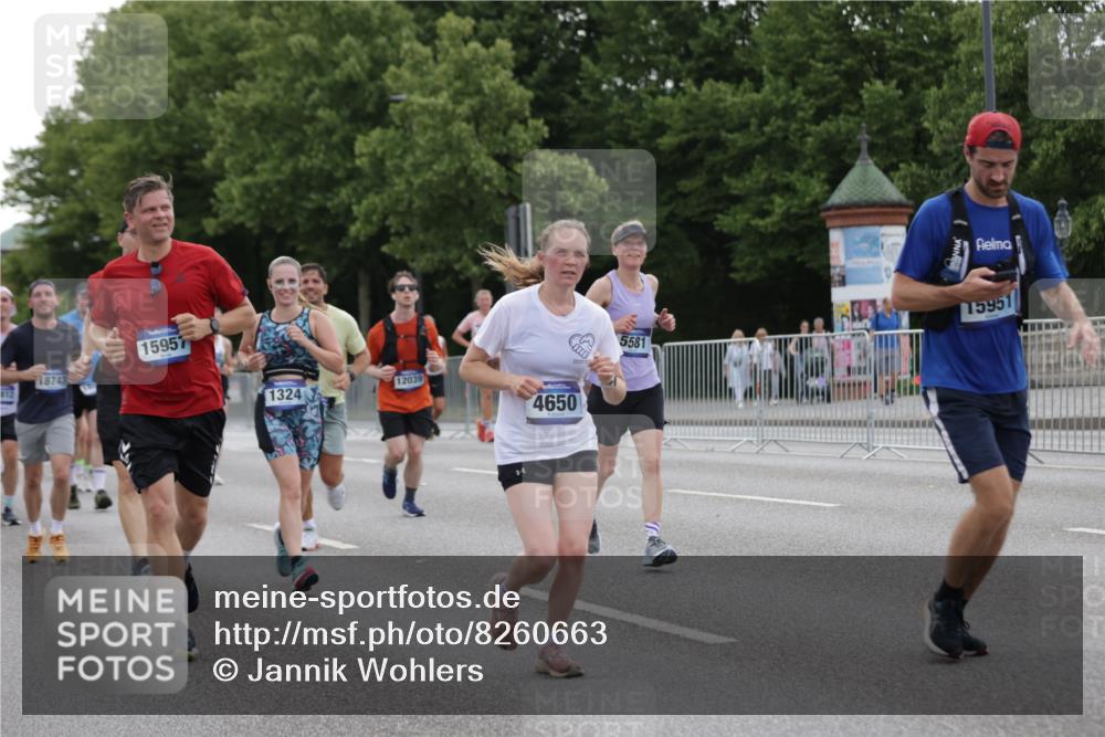 29.06.2025 - hella hamburg halbmarathon Jannik Wohlers http://msf.ph/oto/8260663 29.06.2025 10:32:41 Lombardsbrücke 1078, 1324, 1732, 2038, 2054, 2085, 2276, 2959, 3391, 3708, 3871, 4030, 4096, 4555, 4650, 5110, 5180, 5581, 5917, 6040, 6773, 6861, 7982, 8170, 8595, 8839, 9034, 9143, 9289, 9471, 9542, 9768, 11229, 11260, 11713, 11756, 12039, 12423, 12424, 12812, 12813, 12907, 13339, 13789, 14085, 14305, 14347, 14743, 15091, 15815, 15885, 15951, 15957, 16246, 16391, 16702, 17157, 17317, 17417, 17664, 18191, 18409, 18742, 18743, 18951, 19213 meine-sportfotos.de