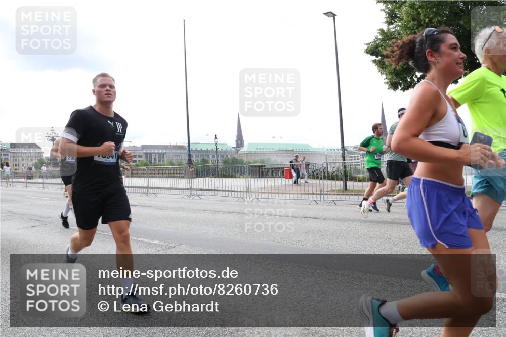 29.06.2025 - hella hamburg halbmarathon Lena Gebhardt http://msf.ph/oto/8260736 29.06.2025 10:34:28 Lombardsbrücke 1025, 1672, 1705, 1787, 2023, 2265, 2412, 2464, 2496, 2510, 2511, 2526, 2801, 2933, 3130, 3145, 3420, 3829, 3848, 4540, 4807, 4824, 4826, 5453, 5584, 5609, 6034, 6105, 6171, 6329, 6571, 6574, 6843, 7324, 7329, 7386, 7644, 7733, 8277, 8349, 8705, 8965, 9122, 9164, 9379, 9448, 9514, 10335, 10360, 10564, 10674, 11245, 11872, 12164, 13957, 15477, 16238, 16311, 16390, 16682, 16919, 17230, 18158, 18941 meine-sportfotos.de