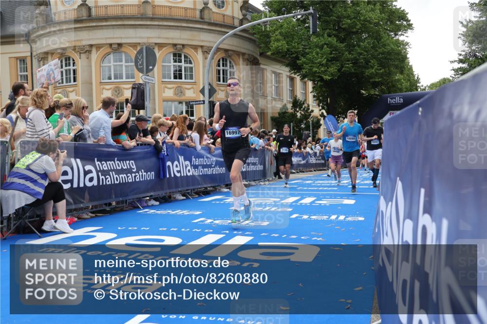 29.06.2025 - hella hamburg halbmarathon Strokosch-Dieckow http://msf.ph/oto/8260880 29.06.2025 10:43:18 Ziel 1675, 2653, 3109, 3124, 3146, 5506, 7093, 8664, 10099, 10237, 13348, 15706, 15921, 16314, 16720, 16997, 17391, 18274, 18304, 18942, 18987, 19009, 19051 meine-sportfotos.de