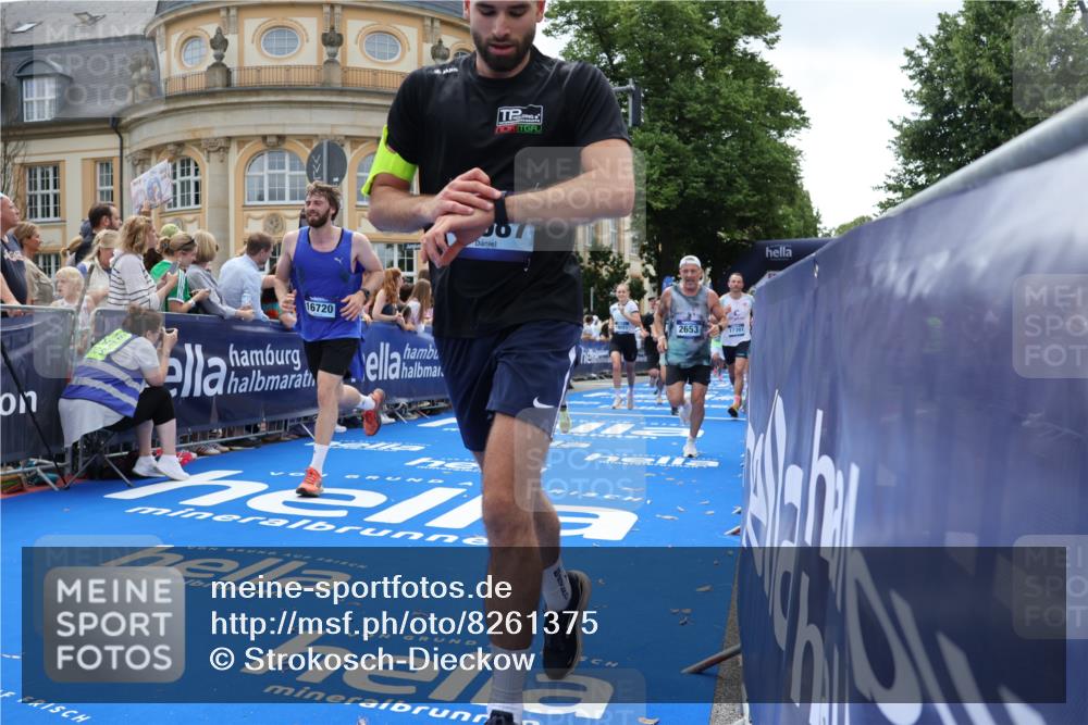 29.06.2025 - hella hamburg halbmarathon Strokosch-Dieckow http://msf.ph/oto/8261375 29.06.2025 10:43:25 Ziel 2653, 3109, 3124, 3146, 3928, 4080, 5124, 5436, 5506, 7635, 8664, 9931, 10237, 10246, 11648, 12623, 13348, 14484, 15921, 16338, 16720, 17391, 18274, 18513, 18775, 18810, 18942, 18987, 19009, 19051, 19229 meine-sportfotos.de