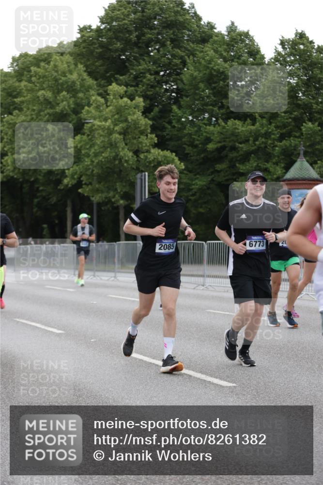 29.06.2025 - hella hamburg halbmarathon Jannik Wohlers http://msf.ph/oto/8261382 29.06.2025 10:32:49 Lombardsbrücke 1324, 1764, 2038, 2054, 2085, 2838, 2959, 3341, 3871, 4030, 4096, 4445, 4650, 5180, 5581, 5917, 6773, 8595, 9289, 9591, 9592, 9780, 11229, 11260, 11713, 11826, 12039, 12812, 12813, 13339, 14085, 14305, 14743, 15091, 15815, 15885, 15951, 15957, 15964, 16246, 16270, 16391, 17135, 18191, 18409, 18742, 18743, 18951 meine-sportfotos.de