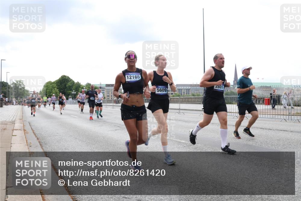 29.06.2025 - hella hamburg halbmarathon Lena Gebhardt http://msf.ph/oto/8261420 29.06.2025 10:34:29 Lombardsbrücke 1025, 1672, 1705, 1787, 2023, 2265, 2412, 2464, 2496, 2510, 2511, 2526, 2801, 2933, 3130, 3145, 3420, 3829, 3848, 4540, 4807, 4824, 4826, 5453, 5609, 6034, 6105, 6171, 6329, 6571, 6574, 6843, 7324, 7329, 7386, 7644, 7733, 8277, 8349, 8705, 8965, 9122, 9164, 9379, 9448, 9514, 10335, 10360, 10564, 10674, 11245, 11872, 12164, 12382, 13957, 15477, 16238, 16311, 16390, 16682, 16919, 17230, 18158, 18941 meine-sportfotos.de