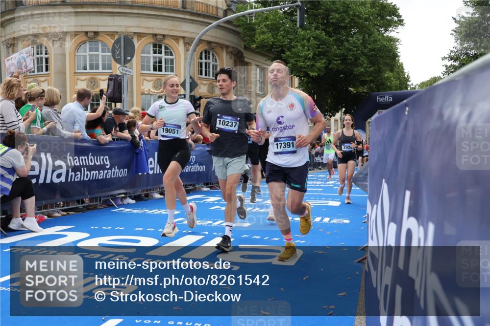 29.06.2025 - hella hamburg halbmarathon Strokosch-Dieckow http://msf.ph/oto/8261542 29.06.2025 10:43:27 Ziel 2653, 3928, 4080, 5124, 5436, 5506, 7635, 8664, 9931, 10237, 10246, 11648, 12623, 13348, 14484, 15921, 16338, 16720, 17391, 18274, 18513, 18775, 18810, 18942, 18987, 19009, 19051, 19229 meine-sportfotos.de