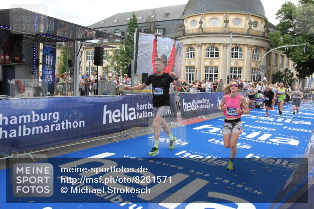 29.06.2025 - hella hamburg halbmarathon Michael Strokosch http://msf.ph/oto/8261571 29.06.2025 10:51:43 Ziel 5008, 6286, 13327, 14012, 14458, 15496, 15831, 15899, 19007, 19020 meine-sportfotos.de