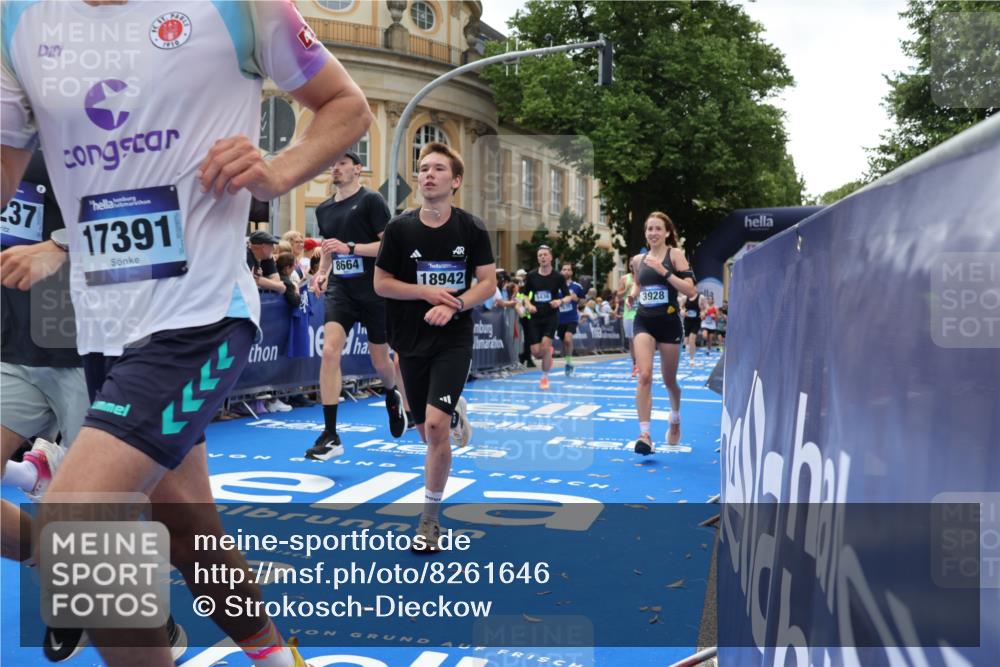 29.06.2025 - hella hamburg halbmarathon Strokosch-Dieckow http://msf.ph/oto/8261646 29.06.2025 10:43:28 Ziel 2653, 3928, 4080, 5124, 5436, 5506, 7635, 8664, 9931, 10237, 10246, 11648, 12623, 13348, 13996, 14484, 16338, 16720, 17391, 18513, 18775, 18810, 18942, 18987, 19009, 19051, 19229 meine-sportfotos.de