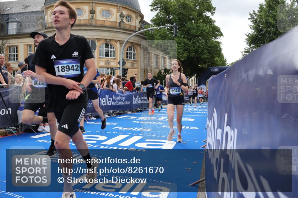 29.06.2025 - hella hamburg halbmarathon Strokosch-Dieckow http://msf.ph/oto/8261670 29.06.2025 10:43:28 Ziel 2653, 3928, 4080, 5124, 5436, 5506, 7635, 8664, 9931, 10237, 10246, 11648, 12623, 13348, 13996, 14484, 16338, 16720, 17391, 18513, 18775, 18810, 18942, 18987, 19009, 19051, 19229 meine-sportfotos.de