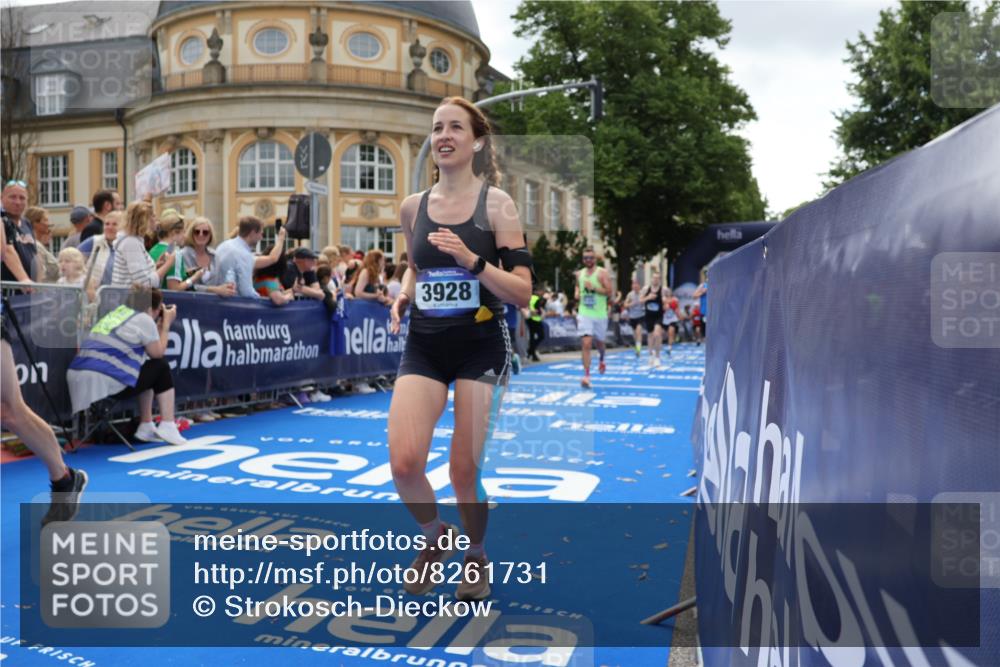 29.06.2025 - hella hamburg halbmarathon Strokosch-Dieckow http://msf.ph/oto/8261731 29.06.2025 10:43:29 Ziel 2653, 3928, 4080, 5124, 5436, 5506, 7635, 8664, 9931, 10237, 10246, 11648, 12623, 13348, 13996, 14484, 14690, 16338, 16720, 17391, 17912, 18513, 18775, 18810, 18942, 18987, 19009, 19051, 19229 meine-sportfotos.de