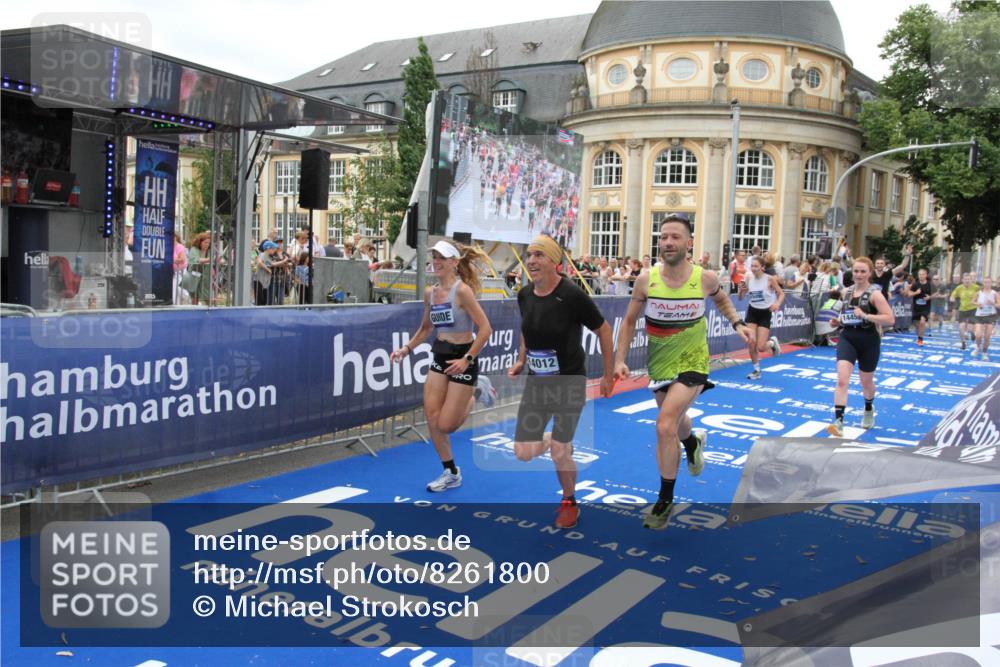 29.06.2025 - hella hamburg halbmarathon Michael Strokosch http://msf.ph/oto/8261800 29.06.2025 10:51:45 Ziel 6286, 7224, 8819, 13327, 14012, 14458, 15496, 15727, 15831, 15899, 17682, 19020, 19053 meine-sportfotos.de